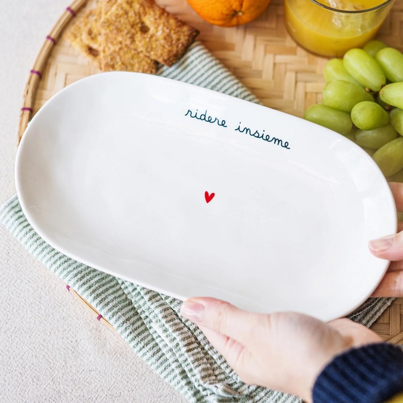 Piatto da portata ovale in ceramica bianca decorato con scritta “Ridere insieme” e cuore, utilizzabile anche come vassoio o centrotavola