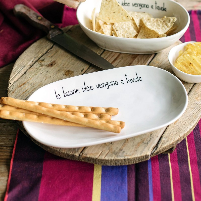 Piatto da portata ovale in ceramica bianca decorato con scritta “Le buone idee vengono a tavola” e cuore, utilizzabile anche come vassoio o centrotavola