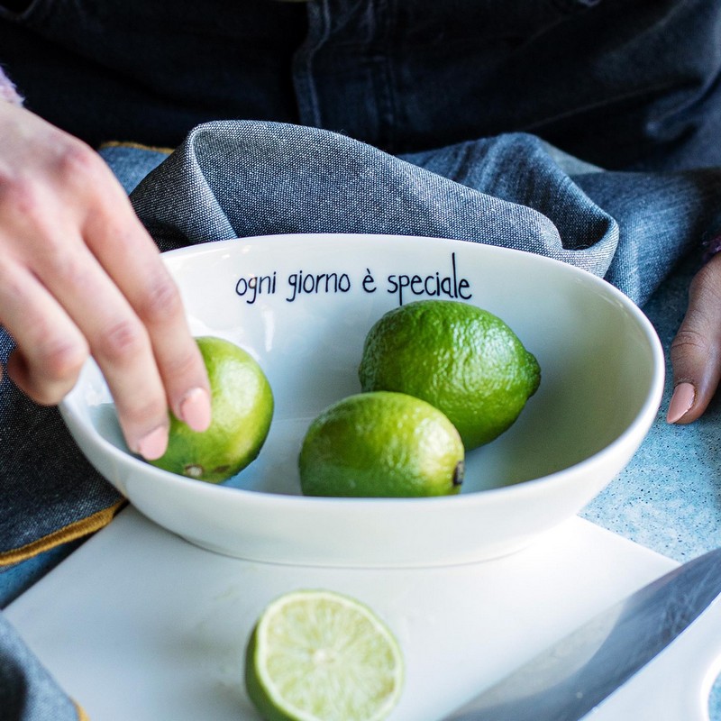 Ciotola ovale in ceramica bianca decorato con scritta “Ogni giorno è speciale”, utilizzabile anche come vassoio o centrotavola