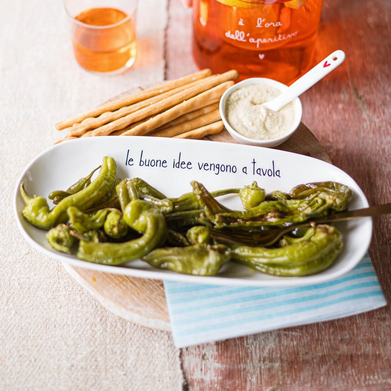 Piatto da portata ovale in ceramica bianca decorato con scritta “Le buone idee vengono a tavola” e cuore, utilizzabile anche come vassoio o centrotavola