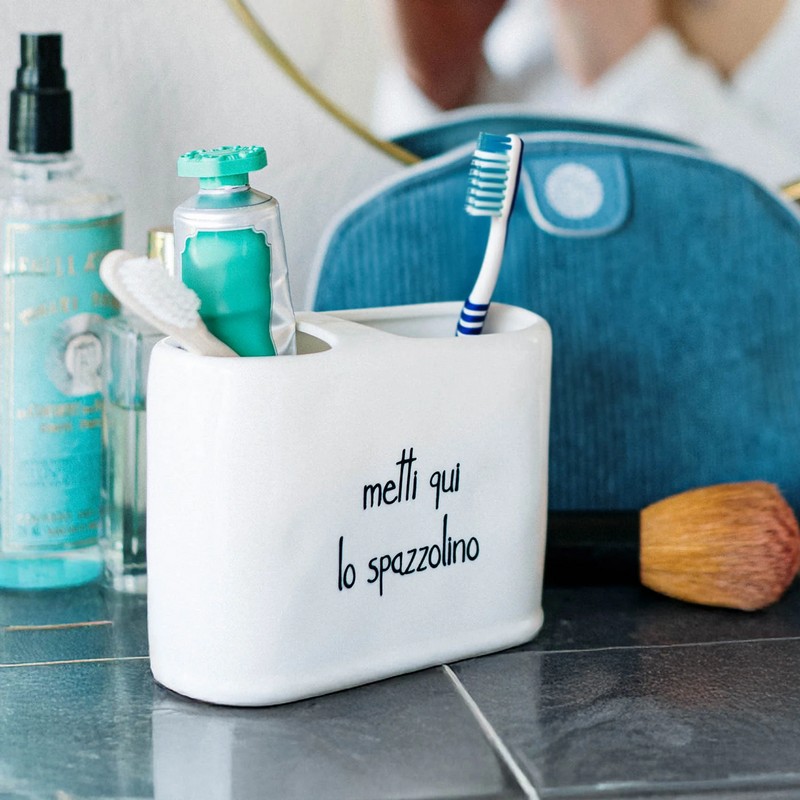 Porta spazzolini in ceramica bianca con 2 scomparti decorato con scritta “Metti qui lo spazzolino”