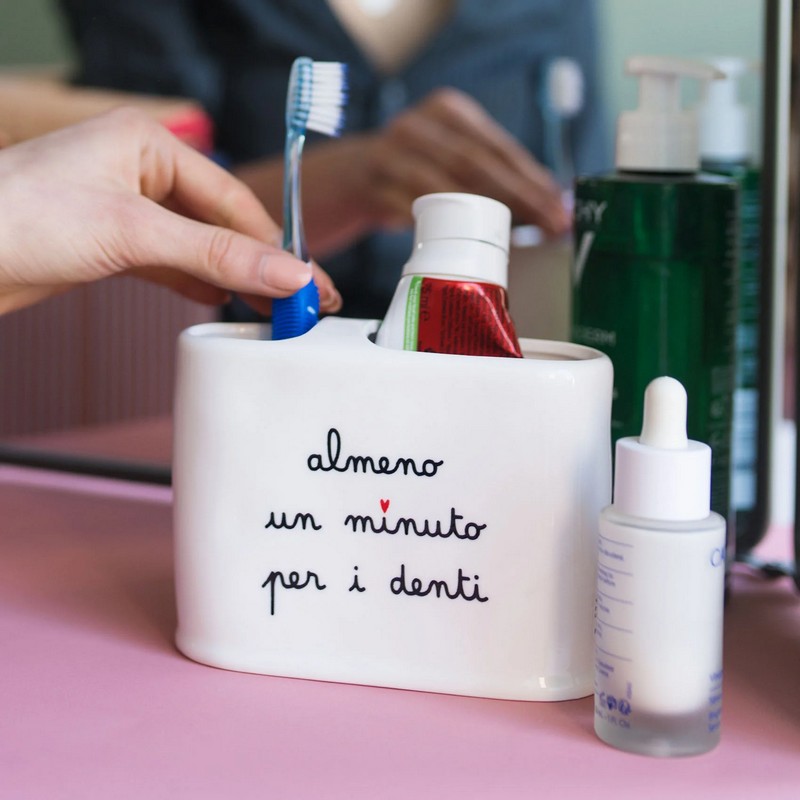 Porta spazzolini in ceramica bianca con 2 scomparti decorato con scritta “Almeno un minuto per i denti”