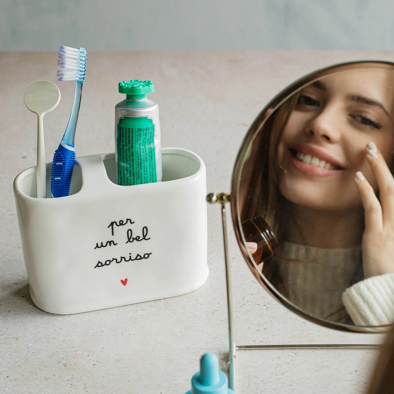 Porta spazzolini in ceramica bianca con 2 scomparti decorato con scritta “Per un bel sorriso”