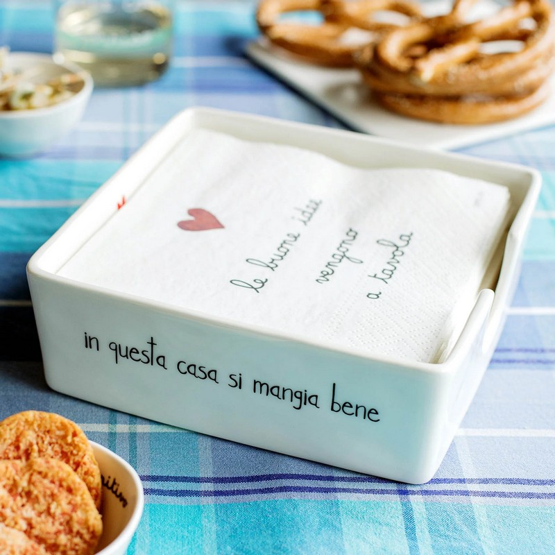 Portatovaglioli in ceramica bianca con scritta “In questa casa si mangia bene”