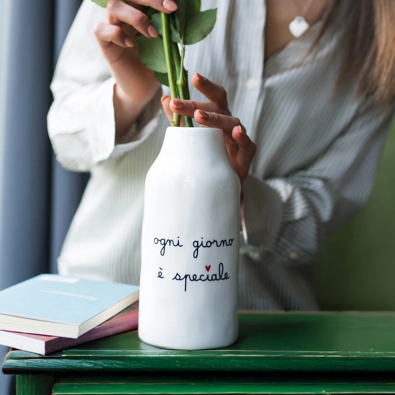 Vaso cilindrico in ceramica bianca con scritta “Ogni giorno è speciale”