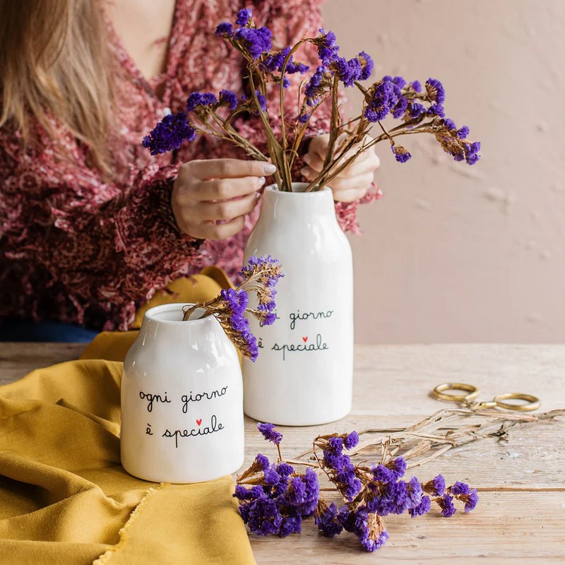 Vaso cilindrico in ceramica bianca con scritta “Ogni giorno è speciale”
