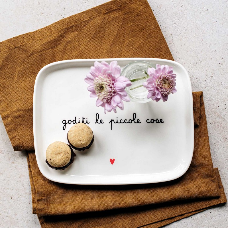 Piatto da portata rettangolare in ceramica bianca decorato con scritta “Goditi le piccole cose” e cuore, utilizzabile anche come vassoio o centrotavola