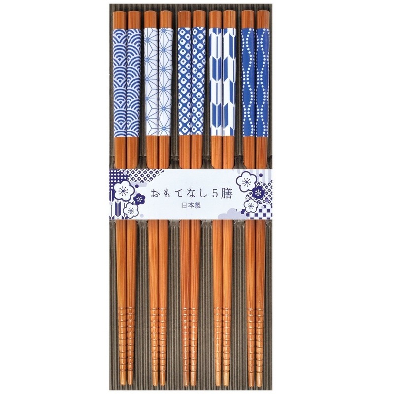 Set 5 paia di bacchette giapponesi riutilizzabili in legno laccato naturale con decori blu assortiti, fatte in Giappone