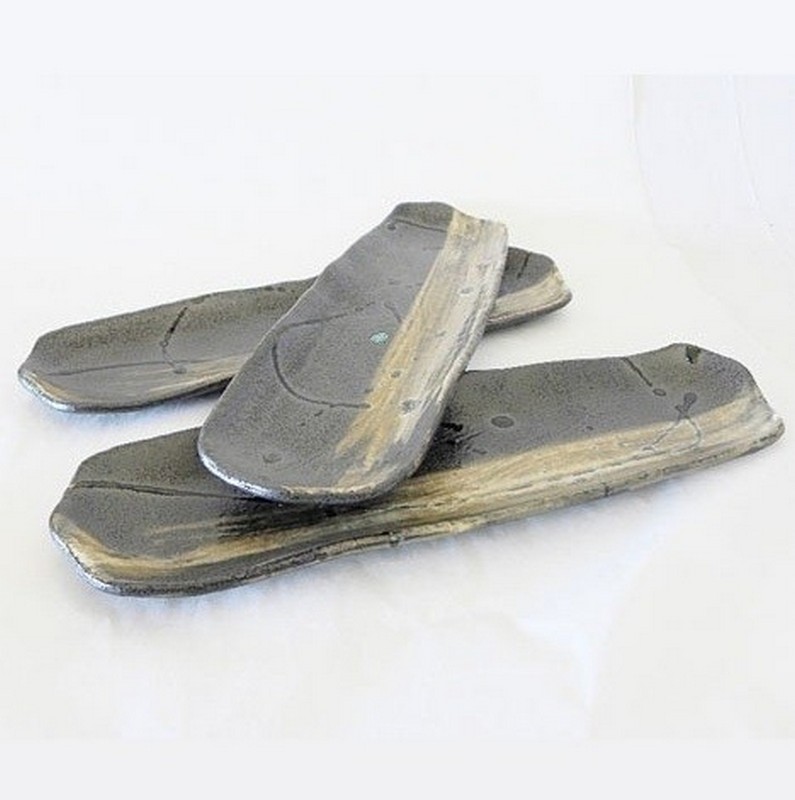Vassoio da portata giapponese in ceramica grigia con pennellata bianca, fatto in Giappone
