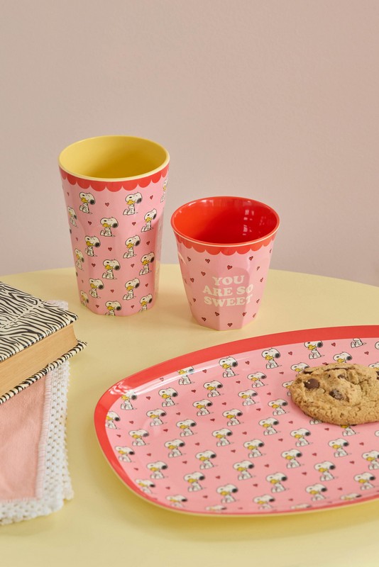 Bicchiere acqua in melamina rosa decorato con Snoopy che abbraccia Woodstock su sfondo di cuori