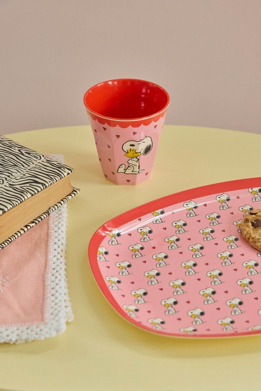 Bicchiere acqua in melamina rosa decorato con Snoopy che abbraccia Woodstock su sfondo di cuori