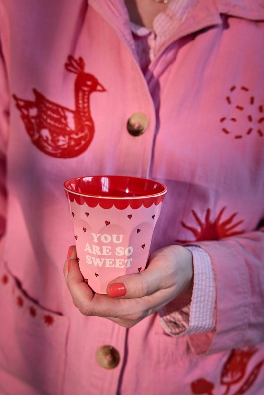 Bicchiere acqua in melamina rosa decorato con Snoopy che abbraccia Woodstock su sfondo di cuori