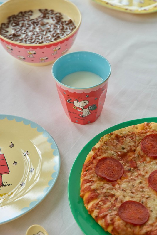 Bicchiere acqua in melamina rosso decorato con Snoopy che corre su sfondo di fiori