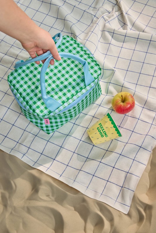 Bicchiere acqua in melamina giallo decorato con Snoopy sui pattini mentre ascolta la musica su sfondo di note musicali, con scritta “Feeling good” sul retro