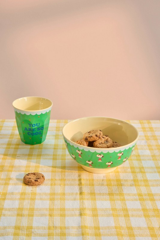 Bicchiere acqua in melamina verde decorato con Snoopy con maglione rosso su sfondo di fiori, con scritta “You are so cool” sul retro