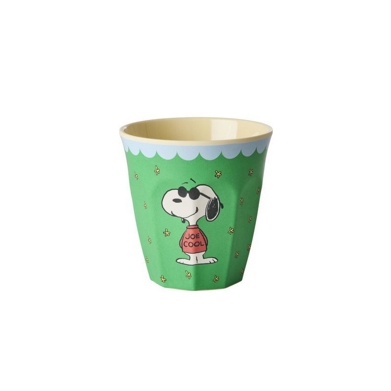 Bicchiere acqua in melamina verde decorato con Snoopy con maglione rosso su sfondo di fiori, con scritta “You are so cool” sul retro