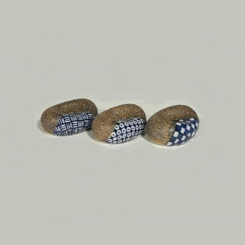 Poggia bacchette giapponese in argilla con decori blu in 3 varianti assortite, fatto in Giappone