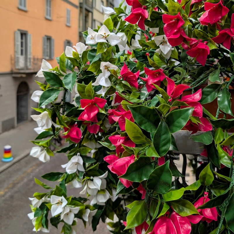 Bouganville fucsia artificiale anti UV con foglie verdi, utilizzo interno ed esterno