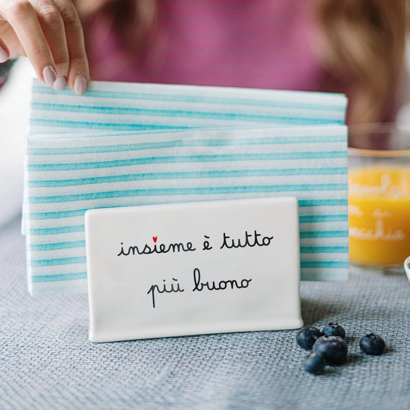 Portatovaglioli verticale in ceramica bianca con scritta “Insieme è tutto più buono”
