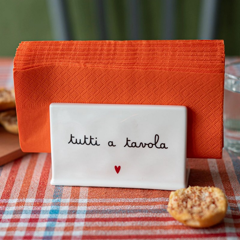 Portatovaglioli verticale in ceramica bianca con scritta “Tutti a tavola”