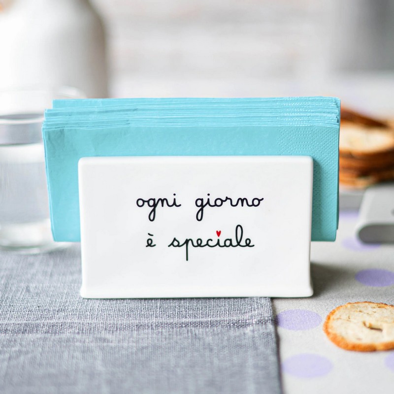 Portatovaglioli verticale in ceramica bianca con scritta “Ogni giorno è speciale”