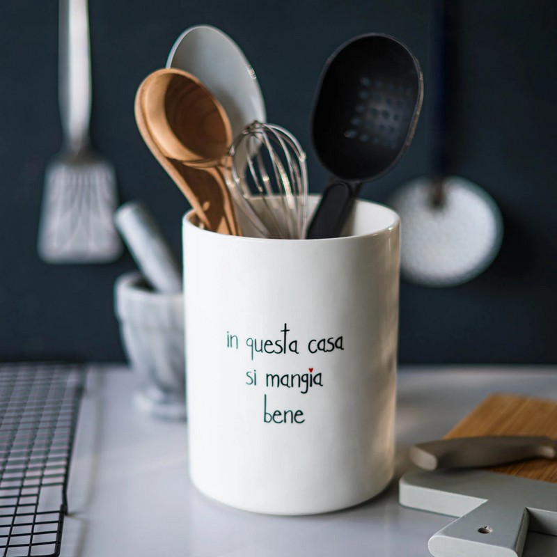 Barattolo portautensili in ceramica bianca decorato con scritta “In questa casa si mangia bene”