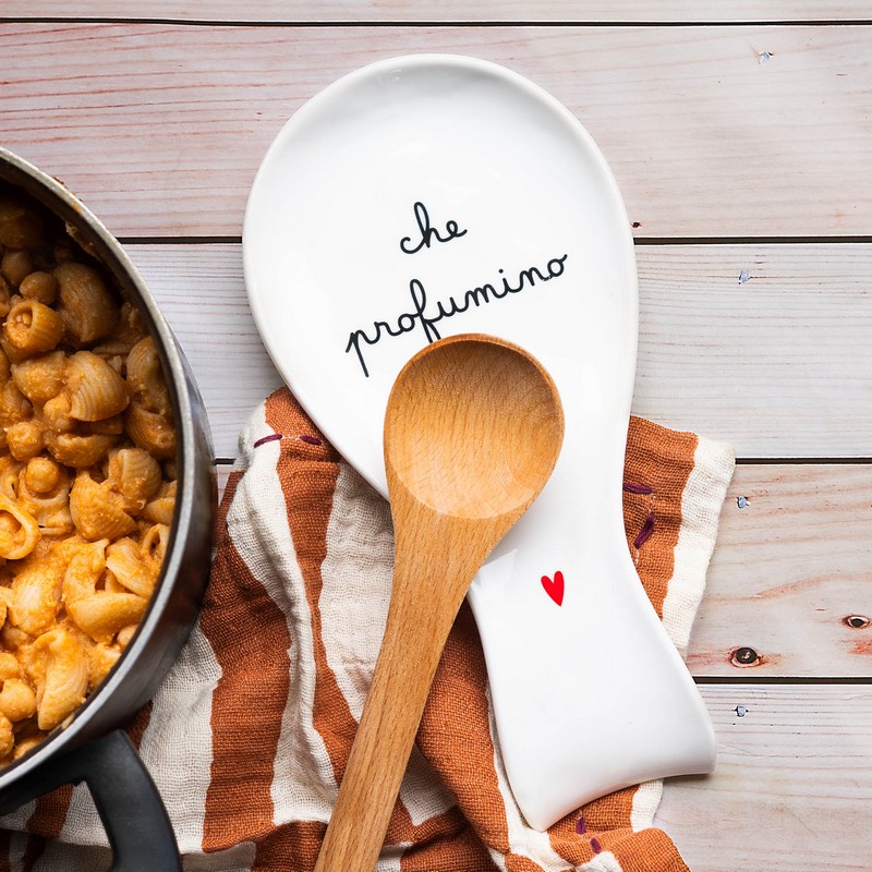 Poggiamestolo lungo in gres bianco decorato con scritta “Che profumino”