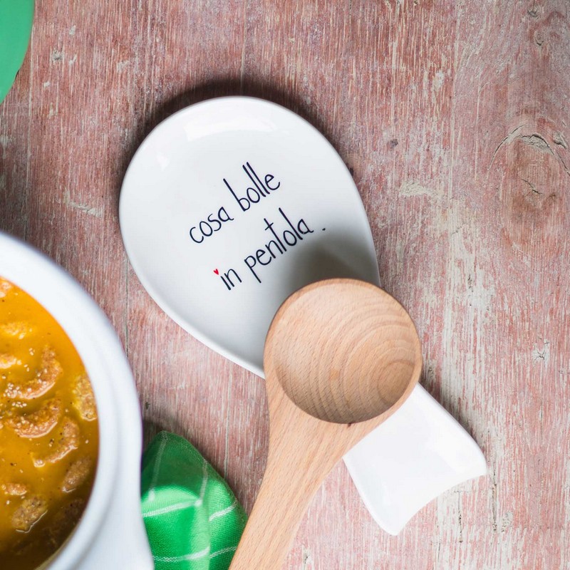 Poggiamestolo lungo in gres bianco decorato con scritta “Cosa bolle in pentola”