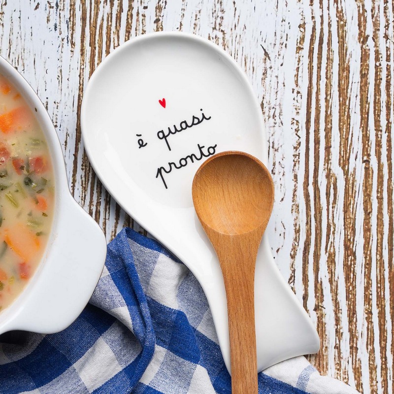 Poggiamestolo lungo in gres bianco decorato con scritta “È quasi pronto”