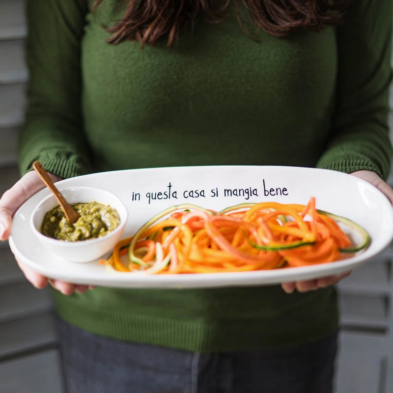 Piatto da portata in ceramica bianca decorato con scritta “In questa casa si mangia bene”