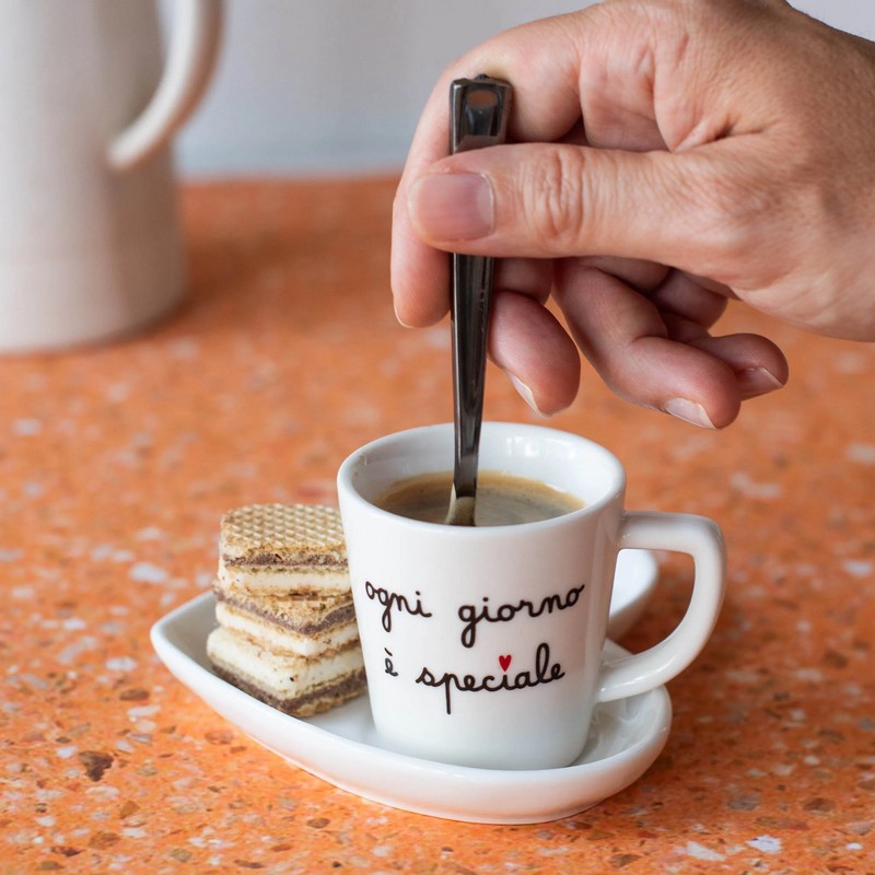 Set 2 tazzine da espresso in gres con decoro “Ogni giorno è speciale” e cuore rosso