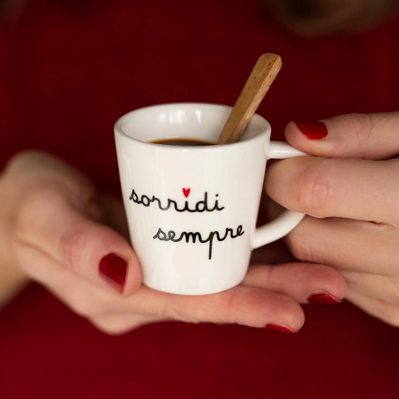 Set 2 tazzine da espresso in gres con decoro “Sorridi sempre” e cuore rosso