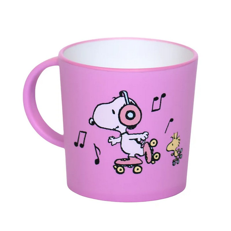 Tazza mug rosa in plastica riciclata decorata con Snoopy sui roller con le cuffie con scritta 