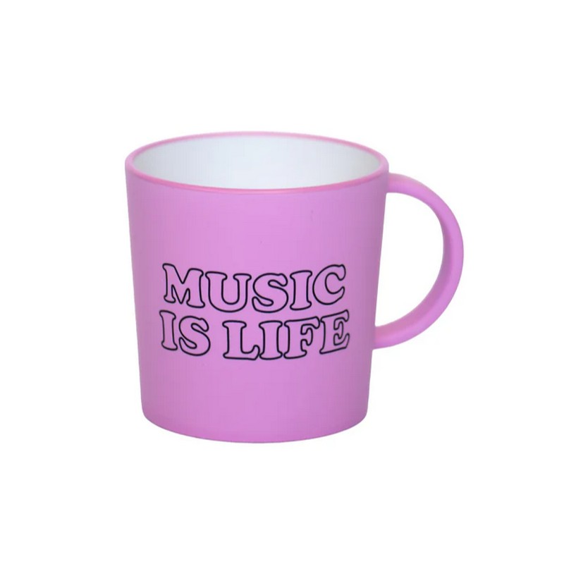 Tazza mug rosa in plastica riciclata decorata con Snoopy sui roller con le cuffie con scritta 