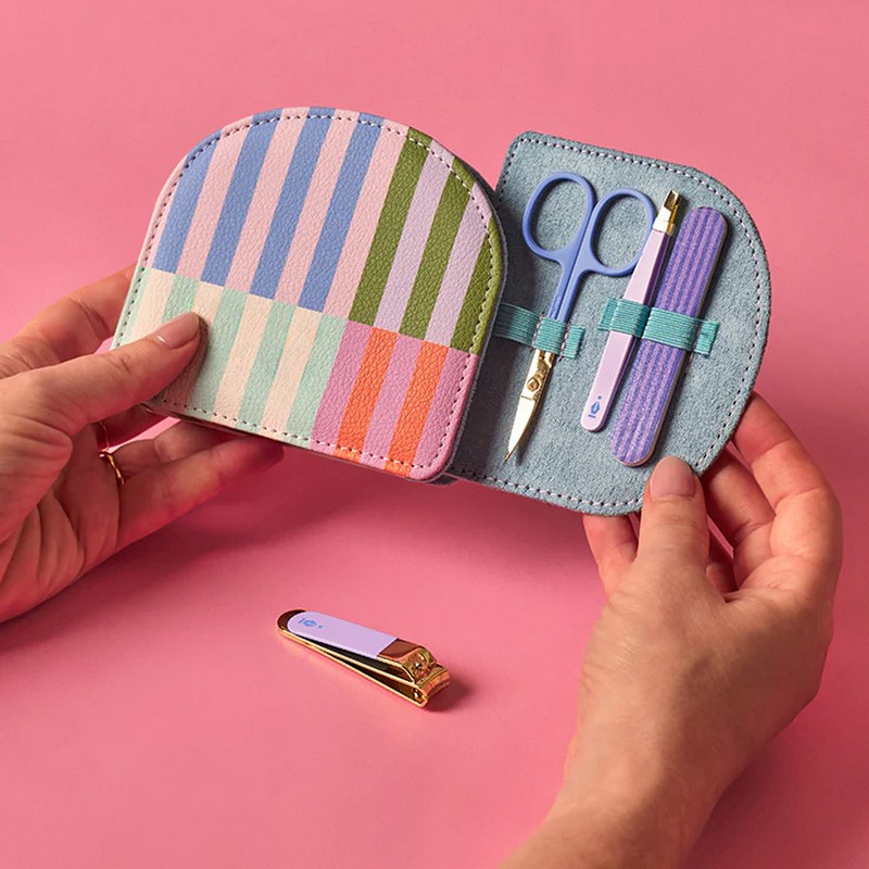 Set manicure da viaggio in astuccio colorato, contenente forbici, pinzette, tagliaunghie e lima per unghie, in 2 varianti