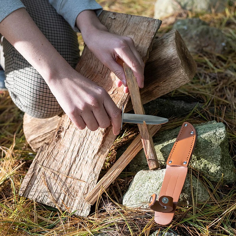 Coltello dell'esploratore con fodero, utilizzabile anche per intagliare il legno