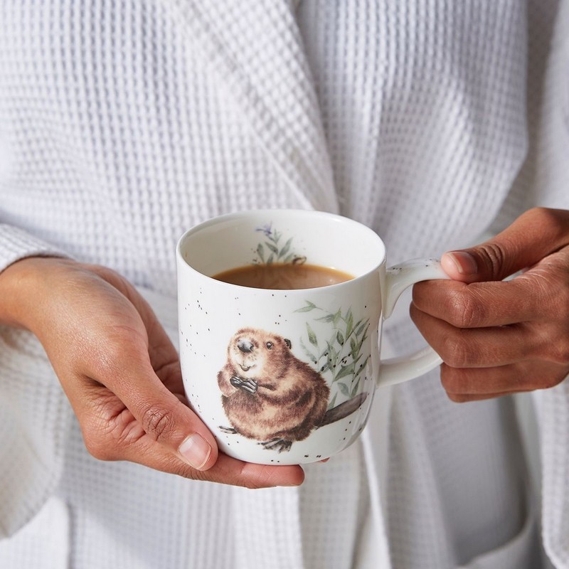 Tazza mug in fine bone china decorata con disegni di castori sul divano (fronte, retro e dettagli interni), una fantastica idea regalo per amanti degli animali