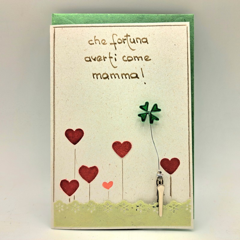 Biglietto per la festa della mamma decorato con quadrifoglio e scritta “Che fortuna averti come mamma!”