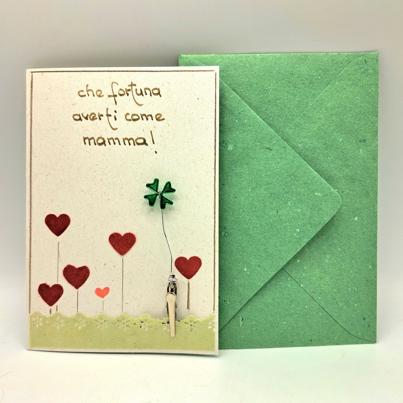 Biglietto per la festa della mamma decorato con quadrifoglio e scritta “Che fortuna averti come mamma!”