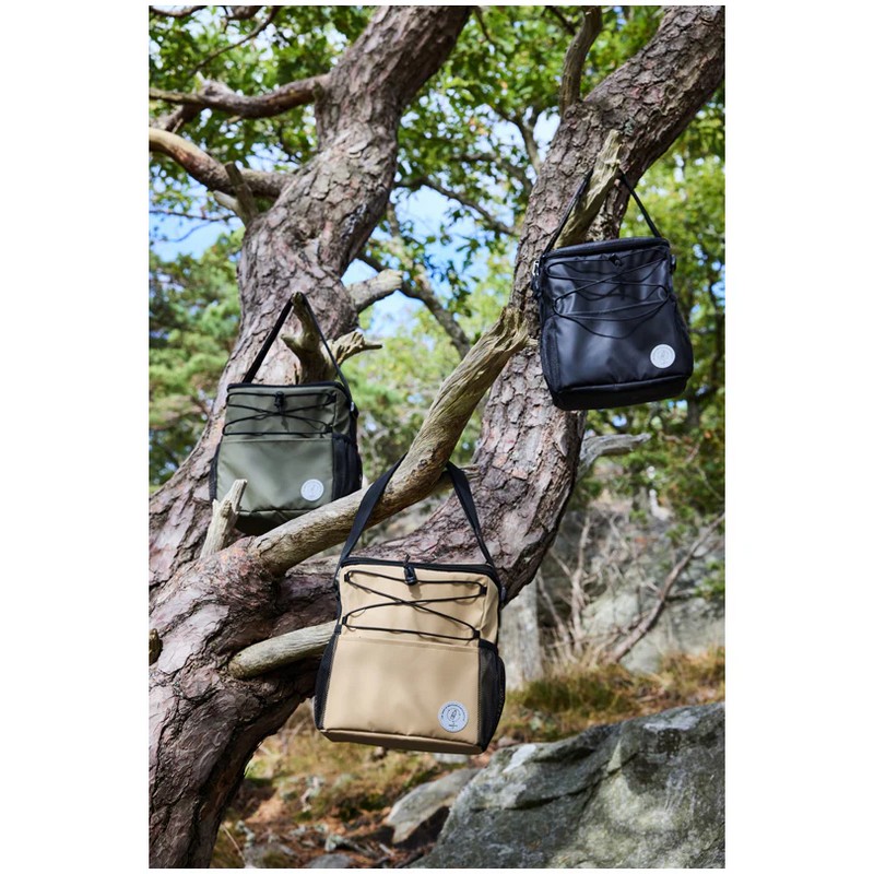 Borsa termica gommata da 5 litri color sabbia con tracolla regolabile e dettagli riflettenti, realizzata al 50% con materiale riciclato