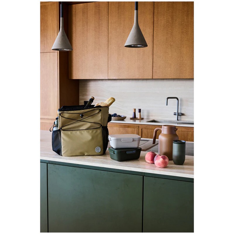 Borsa termica gommata da 5 litri color sabbia con tracolla regolabile e dettagli riflettenti, realizzata al 50% con materiale riciclato