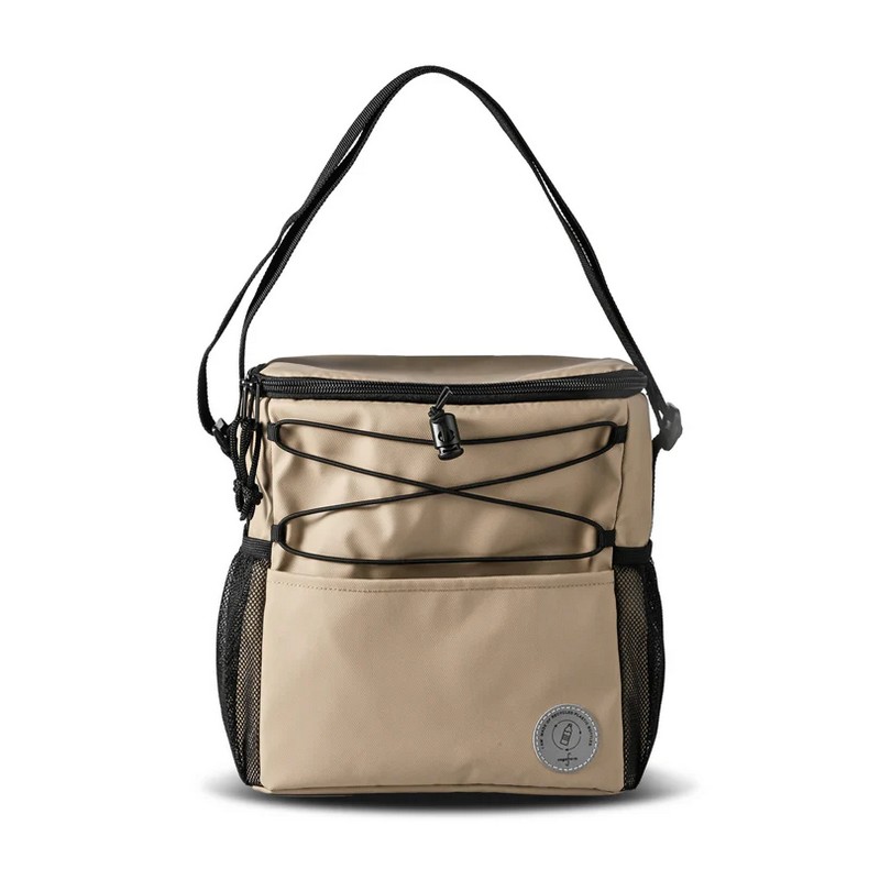 Borsa termica gommata da 5 litri color sabbia con tracolla regolabile e dettagli riflettenti, realizzata al 50% con materiale riciclato