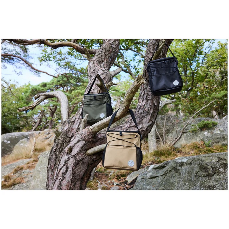 Borsa termica gommata da 5 litri verde con tracolla regolabile e dettagli riflettenti, realizzata al 50% con materiale riciclato