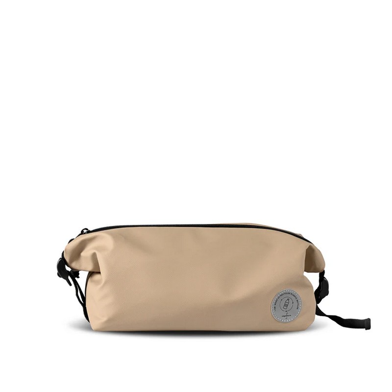 Beauty case gommato color sabbia da 2.5 litri realizzato per il 50% con materiale riciclato
