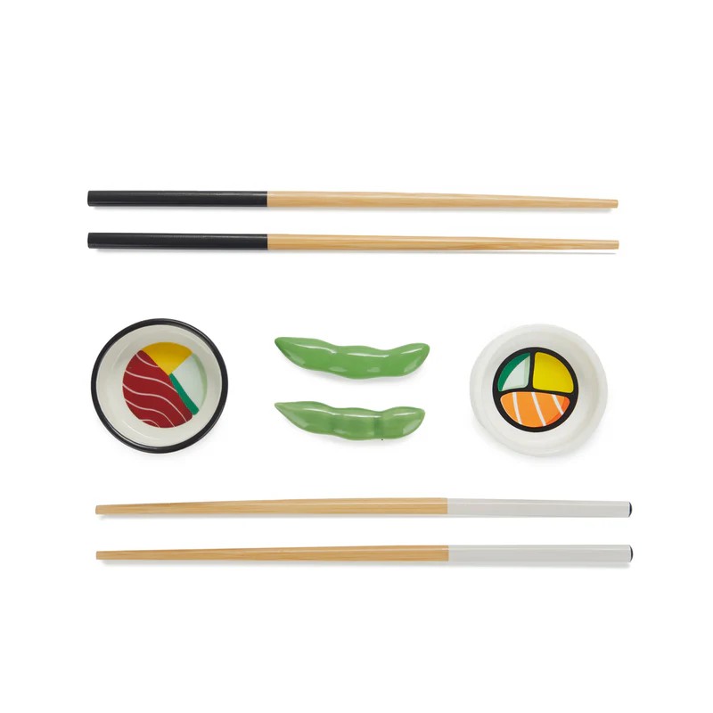 Set sushi contenente due paia di bacchette in bambù, due poggiabacchette a forma di edamame e due ciotoline per condimenti in ceramica, il tutto contenuto in un cofanetto