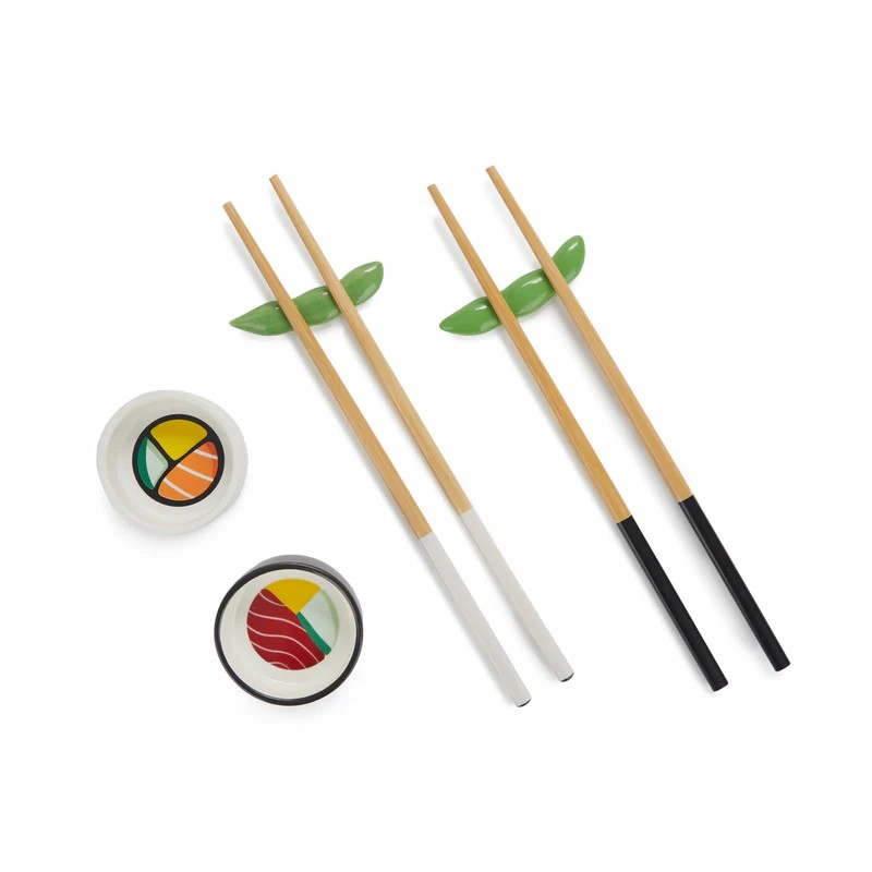 Set sushi contenente due paia di bacchette in bambù, due poggiabacchette a forma di edamame e due ciotoline per condimenti in ceramica, il tutto contenuto in un cofanetto