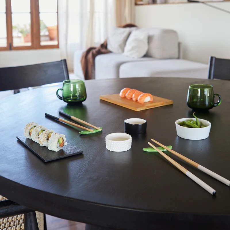 Set sushi contenente due paia di bacchette in bambù, due poggiabacchette a forma di edamame e due ciotoline per condimenti in ceramica, il tutto contenuto in un cofanetto