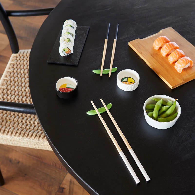 Set sushi contenente due paia di bacchette in bambù, due poggiabacchette a forma di edamame e due ciotoline per condimenti in ceramica, il tutto contenuto in un cofanetto