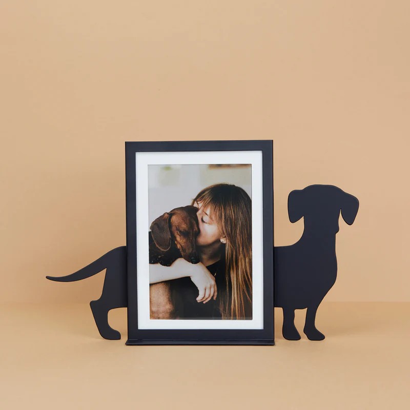 Portafoto a forma di cane bassotto nero in metallo per foto 10x15
