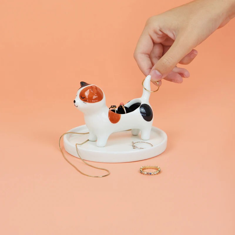 Porta anelli a forma di gatto tricolore in ceramica con base portagioie